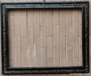 Bella e particolare cornice in legno laccato nero con fascia di decori dorato Toscana XVII° sec.luce cm.64 x 82